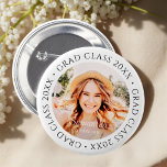 Grad-Klasse von 20XX Einfaches, modernes Foto Button<br><div class="desc">Dieses einfache und moderne Design besteht aus Serifentypografie und fügt ein individuelles Foto hinzu.</div>
