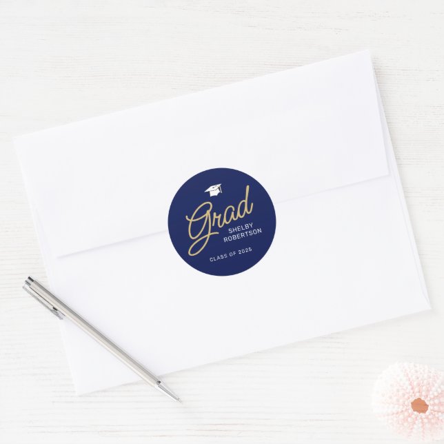 Grad Modern Script Navy Blue Abschluss Runder Aufkleber (Umschlag)