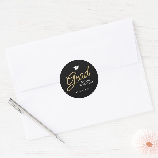 Grad Moderner Script Black und Gold Abschluss Runder Aufkleber (Umschlag)