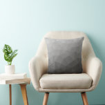 Gradient Geometric Mesh Pattern Kissen<br><div class="desc">Coole dunkle Ober-Farbverlauf geometrische Mesh gemusterte Kissen Wohngestaltung für moderne Zimmer. Subtile moderne hellgraue Gefälle geometrische Meschen Muster. Dreieck geometrisches Mesh mit dunkelgrauem Ober-Farbverlauf.</div>