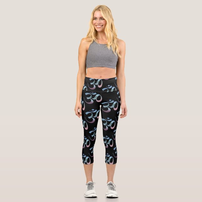 Gradient Om Scattered Black Background Capri Leggings (Vorderseite)