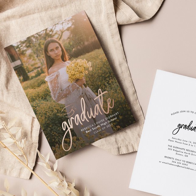 Graduate 2024 Moderne Rose Gold Foto Abschluss Folieneinladung (Graduation Party Rose Gold Foil Photo Invitation)