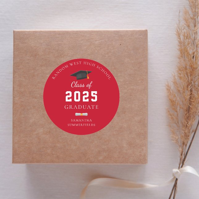 Graduate 2025 Red Personalisiert Graduation Party Runder Aufkleber (Graduation 2025 Red and White Round Sticker)