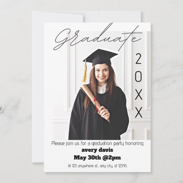 Graduate 20XX Simple Foto White Grad Party Einladu Ankündigung (Vorderseite)