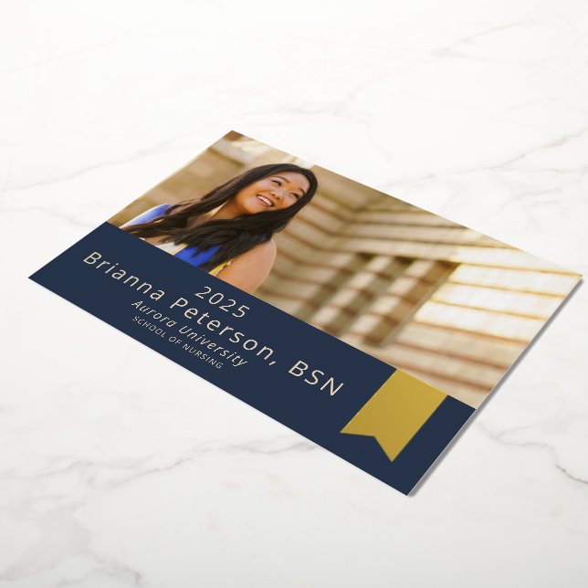 Graduate 2 Foto Navy Gold Foil Sash Folieneinladung (Gedreht)