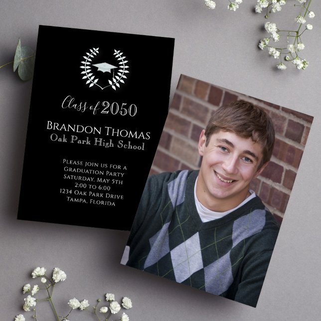 Graduate Black and White Elegant Stilvolles Foto Einladung (Graduation announcement invitation with full bleed photo.)