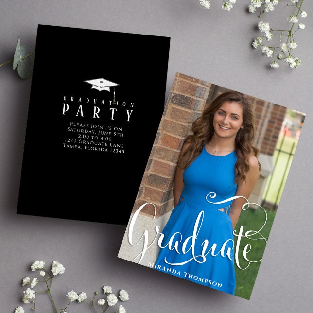 Graduate Black and White Foto Stilvolle Kalligrafi Einladung (Graduation announcement invitation with full bleed photo.)