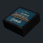 Graduate - Black & Gold - Anpassen Erinnerungskiste<br><div class="desc">Graduate Geschenkboxen bereit für Sie zu personalisieren. Auch die Hintergrundfarbe kann geändert werden. ✔ HINWEIS: ÄNDERN SIE NUR DIE VORLAGEBEREICHE, DIE SIE BENÖTIGEN! 😀 Sie können den Text bei Bedarf entfernen und neu hinzufügen, was immer Sie möchten und welchen Schriftart Sie möchten. 📌 Wenn Sie weitere Anpassungen benötigen, klicken Sie...</div>