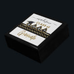 Graduate - Black & Gold - Personalisiert Erinnerungskiste<br><div class="desc">Graduate Geschenkboxen bereit für Sie zu personalisieren. Auch die Hintergrundfarbe kann geändert werden. ✔ HINWEIS: ÄNDERN SIE NUR DIE VORLAGEBEREICHE, DIE SIE BENÖTIGEN! 😀 Sie können den Text bei Bedarf entfernen und neu hinzufügen, was immer Sie möchten und welchen Schriftart Sie möchten. 📌 Wenn Sie weitere Anpassungen benötigen, klicken Sie...</div>