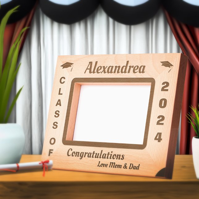 Graduate Class of 2024 Herzlichen Glückwunsch Geätzte Rahmen (Graduate Class Of 2024 Congratulations Wooden Etched Frame is great for the graduate in your life. )