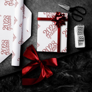 Graduate Crimson Script   Modernes klassisches Rot Geschenkpapier