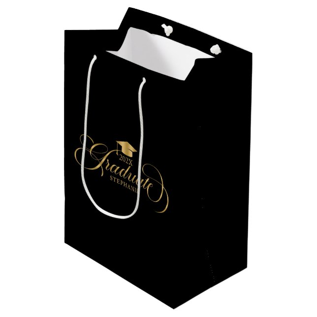 Graduate Elegant Gold Black Script Typografie Mittlere Geschenktüte (Vorderseite Schrägansicht)
