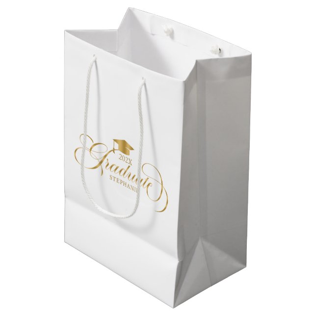 Graduate Elegant Gold Script Typografie Mittlere Geschenktüte (Vorderseite Schrägansicht)