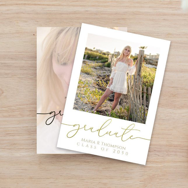 Graduate Elegante Typografy Foto Gold Script Ankündigung (Graduation photo invitation announcement with gradient gold calligraphy. )