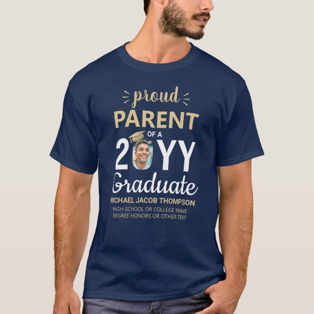 Graduate Foto Abschluss Class Year Proud T-Shirt (Vorderseite)