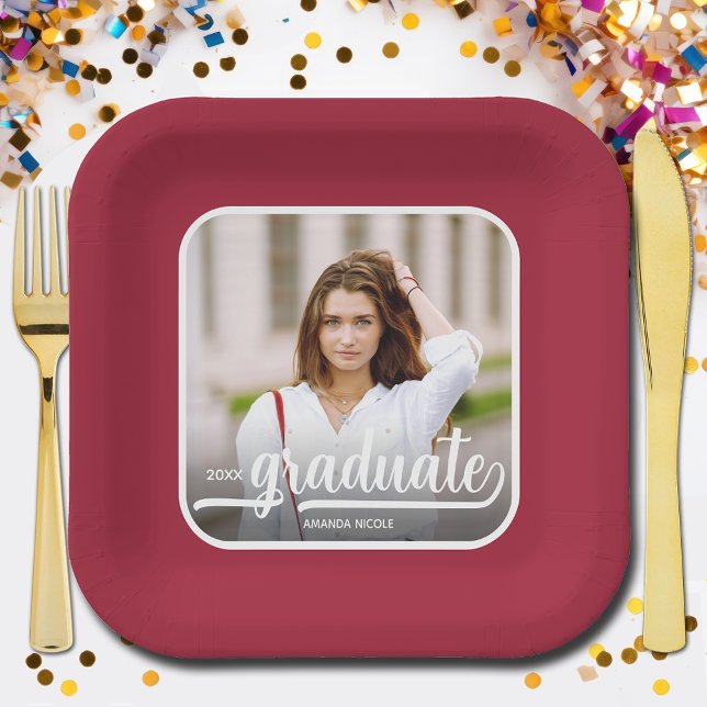 Graduate Foto Bold Script Crimson Abschluss Pappteller (Photo Crimson Red Graduation Square Paper Plates)