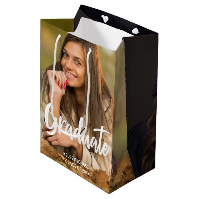 Graduate Foto Bold Script Custom Abschluss Mittlere Geschenktüte (Vorderseite Schrägansicht)