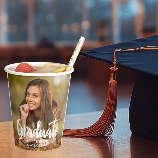 Graduate Foto Bold Script Custom Graduation Party Pappbecher (Von Creator hochgeladen)