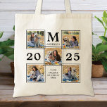Graduate Foto Collage Monogram Keepake Tragetasche<br><div class="desc">Feiern Sie Ihren Absolventen und geben Sie ein besonderes personalisiertes Geschenk mit diesem maßgeschneiderten Foto Collage Abschluss Tote Tasche. Diese einzigartige Collage Tote-Tasche aus Foto wird ein wertvoller Sake sein. Passen Sie Ihre Wünsche mit 5 Ihrer Lieblings-Senior- oder Uni-Fotos an und personalisieren Sie mit geschlossen Jahr, Namen, High School oder...</div>