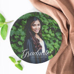 Graduate Foto Elegant 2025 Graduation Party Pappteller<br><div class="desc">Diese elegante weiße Typografie-Overlay-Party-Platte für Foto-Graduierung verfügt über eine schicke weiße Schrift über Ihr High School- oder Uni-Graduiertenfoto für die Senior-Klasse von 2025. Passen Sie Ihren Namen und Ihre Klasse unter der schönen Kalligrafie für Ihre Feier an.</div>
