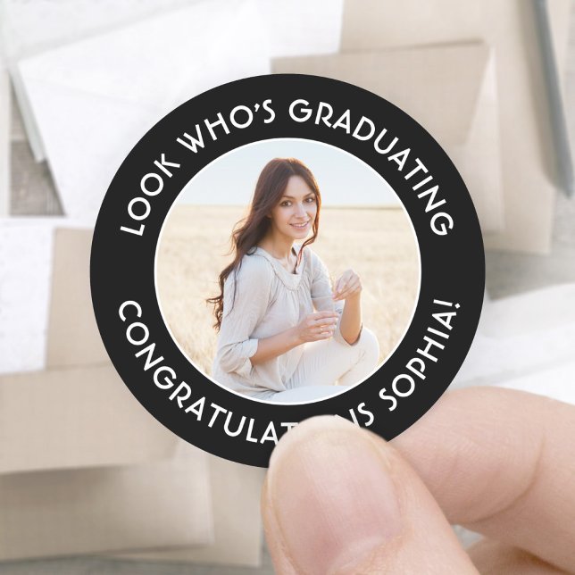 Graduate Foto Eleganter Schwarz-Weiß-Abschluss Runder Aufkleber (Von Creator hochgeladen)