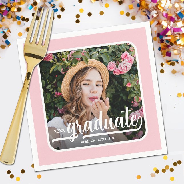 Graduate-Foto: Fett Skript rosa Serviette (Your photo, name, class year and "Graduate" in a cool script on pink background party napkins)