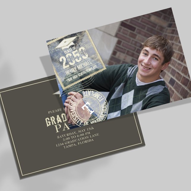 Graduate Foto Moderne Moderne Moderne Moderne Mode Einladung (Graduation photo invitation template with a gold stamped typography.)