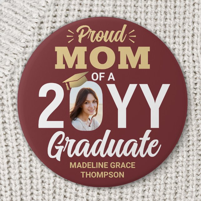 Graduate Foto Proud Mama Burgundy Red and Gold Button (Von Creator hochgeladen)