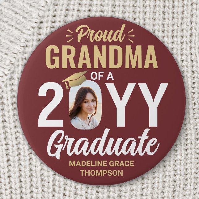 Graduate Foto Proud Oma Burgundy Red and Gold Button (Von Creator hochgeladen)