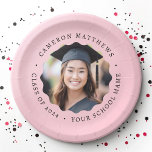 Graduate Foto rosa Abschluss Pappteller<br><div class="desc">Abschluss-Papier-Teller mit Foto in einem Rahmen mit einem Rahmen und einem benutzerdefinierten Text rund um das Foto. Schwarzer Text auf Pinke oder benutzerdefinierter Farbhintergrund.</div>