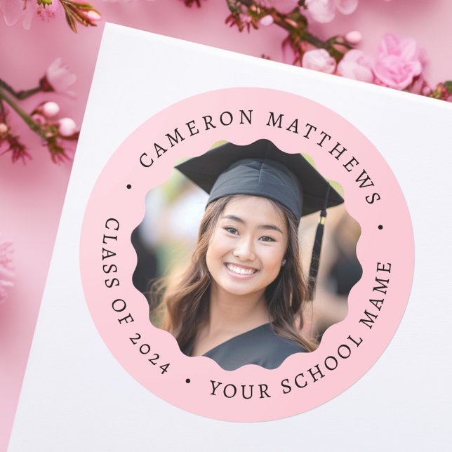 Graduate Foto rosa Abschluss Runder Aufkleber (Graduate photo pink wavy border graduation classic round sticker)