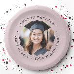 Graduate Foto Rose Tauchen Abschluss Pappteller<br><div class="desc">Abschluss-Papier-Teller mit Foto in einem Rahmen mit einem Rahmen und einem benutzerdefinierten Text rund um das Foto. Schwarzer Text auf helllila oder benutzerdefinierter Farbhintergrund.</div>