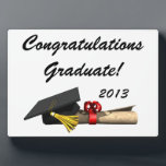 Graduate Fotoplatte<br><div class="desc">Dieses Bild ist von einer schwarzen Mütze mit einem goldenen Tassel und einem Diplom, das mit einem roten Band aufgerollt ist, das um sie herum gebunden ist. Ein großartiges Bild für den Absolventen. Dieses Design kann vollständig angepasst werden, indem das Hintergrund oder der Text geändert werden. Die Plaques sind in...</div>
