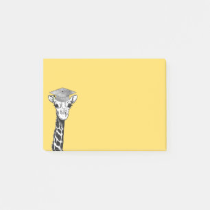 Graduate Giraffe über Gelb Post-it Klebezettel
