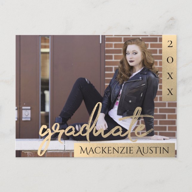 Graduate Gold Script | Elegantes Abschluss Foto Einladungspostkarte (Vorderseite)