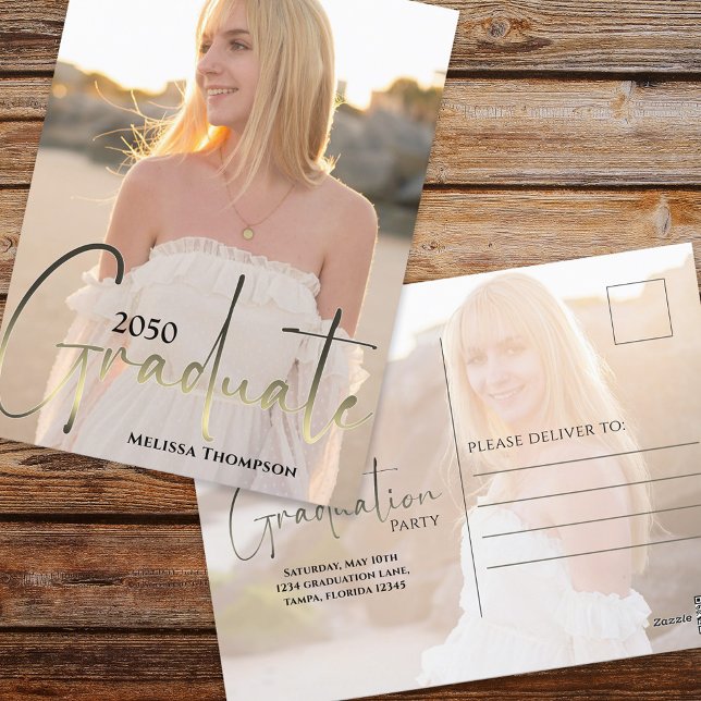 Graduate Minimalistisch Foto Template Gold Script Postkarte (Elegant Graduation photo invitation postcard with a 2-photo template. )