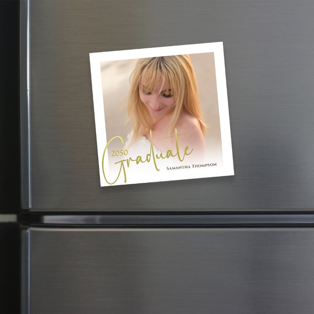 Graduate Minimalistische Gold Script Foto Magnetic Magneteinladung (Graduation photo template. )