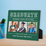 Graduate Modern Green 3 Foto Abschluss Fotoplatte<br><div class="desc">Das klassische Schild mit 3 Foto-Abschluss-Plakatwand mit einfacher Schrift zeigt Graduate in fettgedruckter Serifenschrift mit modernem, benutzerdefiniertem Text, der vollständig an den Namen, das Klassenzimmer und den Schulnamen des Absolventen angepasst werden kann. Fügen Sie drei Lieblingsbilder des Absolventen den Quadrat-Platzhalterbildern hinzu. Die Farbe des grünen Hintergrunds kann geändert werden.</div>