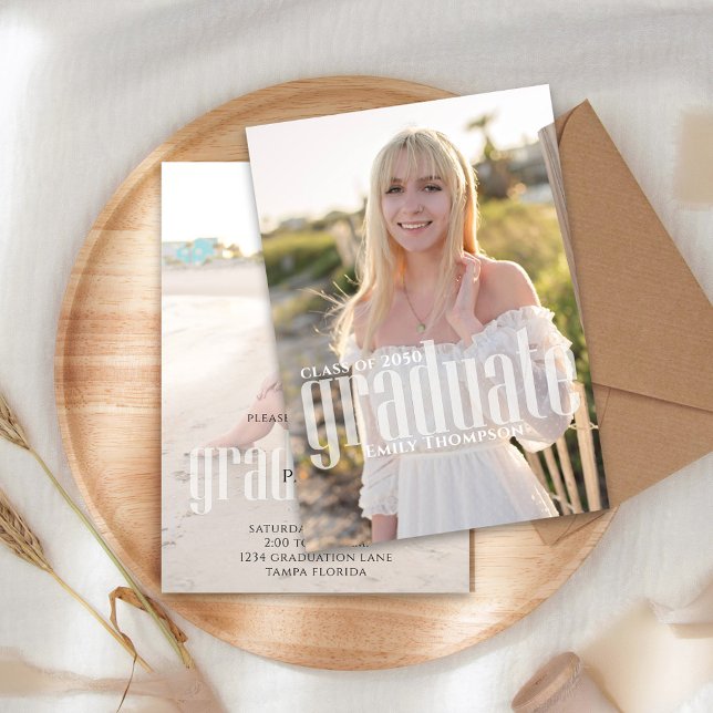 Graduate Modern Minimalistisches Foto Trendy Scrip Ankündigung (Trendy script graduation photo card with modern minimalist layout.)