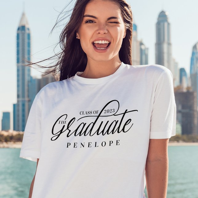 Graduate Modern Script Class of 2022 Grad Name T-Shirt (Von Creator hochgeladen)