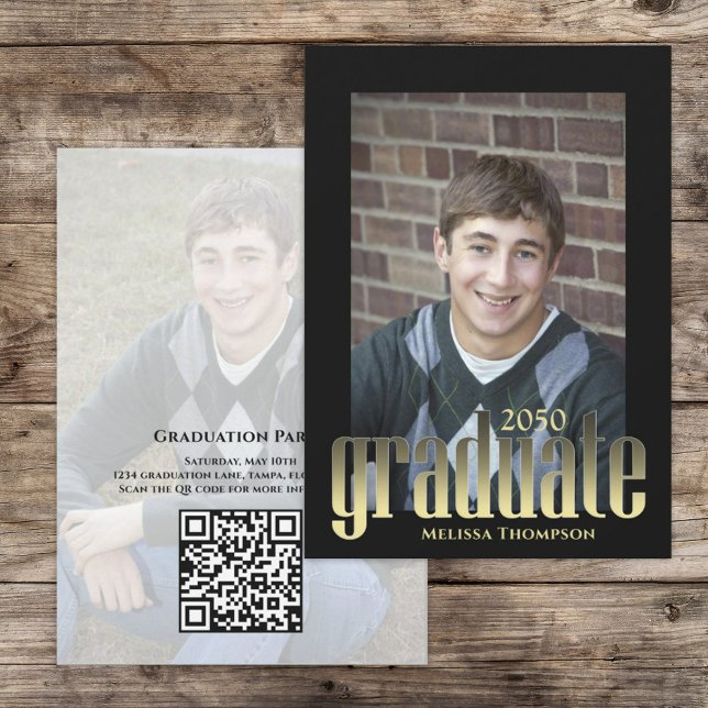 Graduate Modern Simple Gold Stilvolle Typografie Einladung (Graduation photo invitation announcement with gold modern typography.)