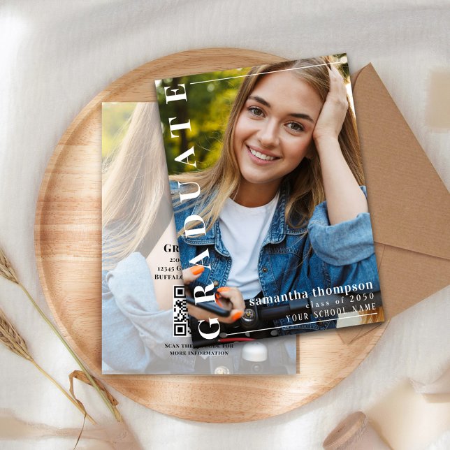 Graduate Modern Simple Stylish Foto Typografie Einladung (Modern stylish typography graduation card with senior photo focus.)