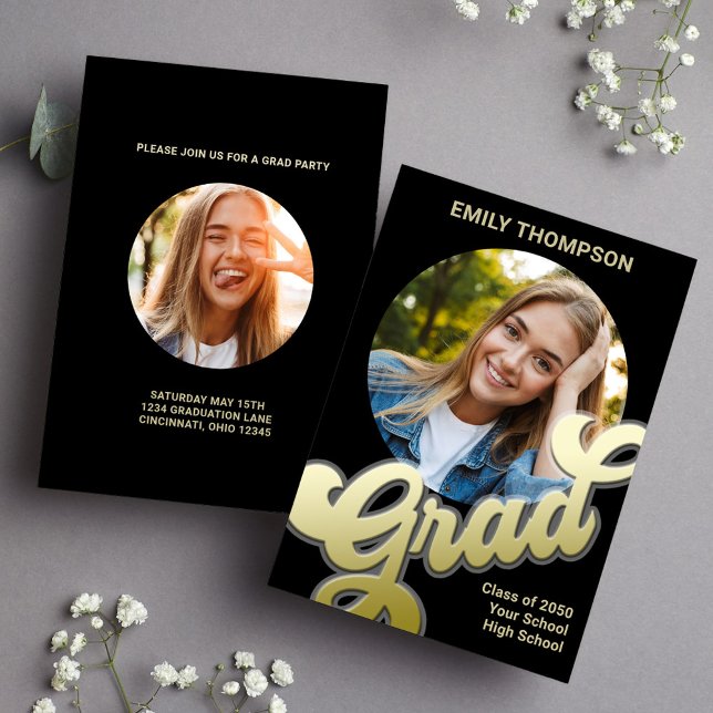 Graduate Modern Stylish Foto Gold Calligraphy Einladung (Graduation gold typography circle photo invitation template.)