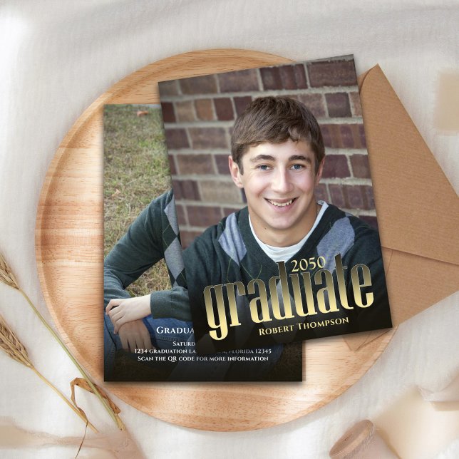 Graduate Modernes Minimalistisches Foto Typografie Ankündigung (Graduation photo invitation announcement with gold modern typography.)