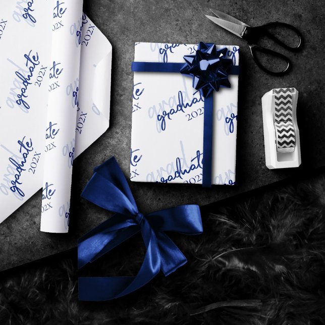 Graduate Navy Script | Dunkelblauer Brush Keepake Geschenkpapier (Von Creator hochgeladen)