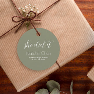 Graduate of Modern Sage Green Elegante Typografy Geschenkanhänger