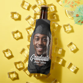 Graduate Photo Bold Script Graduation Party Favor Flaschenkühler