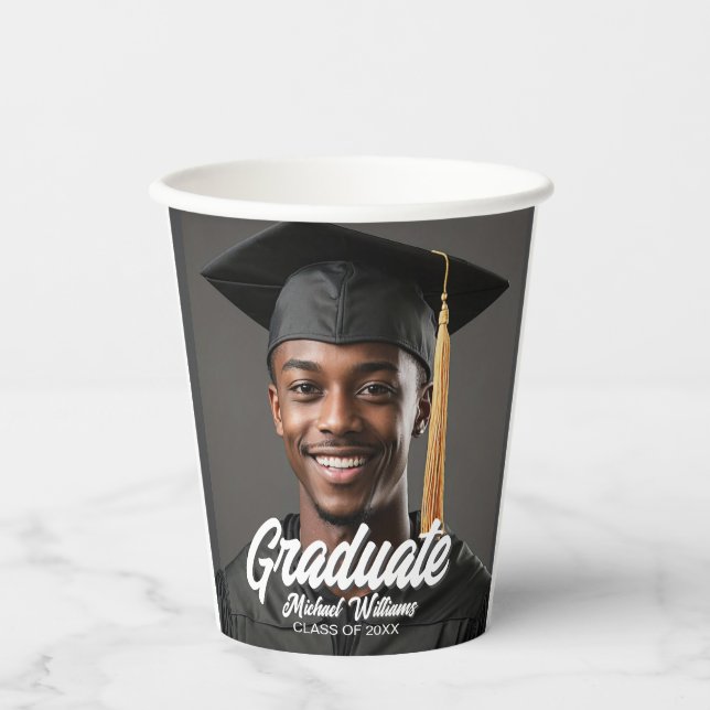 Graduate Photo w Bold Script Graduation Party Pappbecher (Vorderseite)