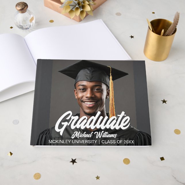 Graduate Photo with Bold Script Graduation Party Gästebuch (Vorderseite Offen)