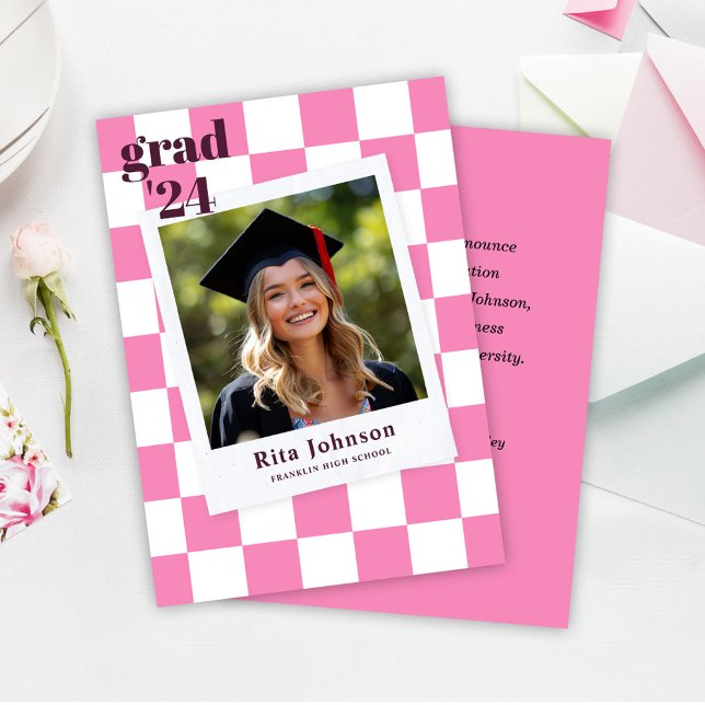 Graduate Pink Checkered Modern Foto Abschluss Ankündigung (Hot Pink Checkered Modern Photo Graduation Announcement)